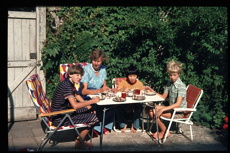 28.Delft aug 1976 Mama,Brigitte,San,Peter.JPG